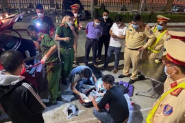 Clip: Giấu hàng trăm viên ma tuý tổng hợp phóng như bay trên cao tốc