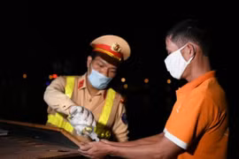 Lái xe uống bia rượu và điều khiển xe phóng nhanh trên đường