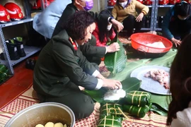 CAQ Hoàn Kiếm: Gói bánh chưng xanh gửi tặng các gia đình có hoàn cảnh khó khăn dịp Tết
