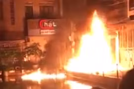 Khống chế kịp thời người đàn ông ném chai xăng sang nhà hàng xóm, cố thủ, đốt nhà trong đêm