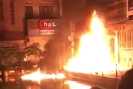 Khống chế kịp thời người đàn ông ném chai xăng sang nhà hàng xóm, cố thủ, đốt nhà trong đêm