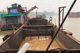 Thêm tàu “khủng” khai thác cát trái phép trên sông Hồng bị phát hiện lúc rạng sáng