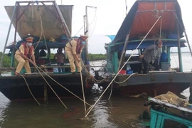 Cảnh sát đường thủy cứu sống thuyền viên rơi xuống biển