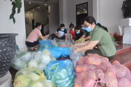 Chuyển từng túi nhu yếu phẩm tới các sinh viên, người lao động nghèo trong mùa dịch