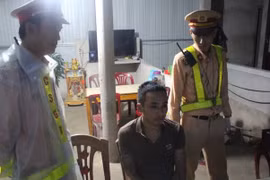 Nhét 2 kg ma túy đã trong xe taxi hòng trốn trạm CSGT 