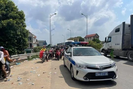 Tặng xăng, biếu nước, hỗ trợ người dân về quê an toàn trong mùa dịch 