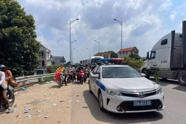 Cảnh sát giao thông Hà Nội đón, dẫn gần 1.000 người dân từ thành phố Hồ Chí Minh về quê an toàn