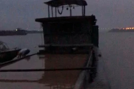 Lợi dụng sương mù, “cát tặc” cắm vòi rồng trên sông Hồng