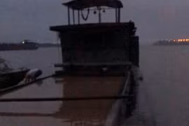 Lợi dụng sương mù, “cát tặc” cắm vòi rồng trên sông Hồng