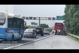 Cảnh sát giao thông giúp người dân gặp sự cố khi đi xe khách trên cao tốc