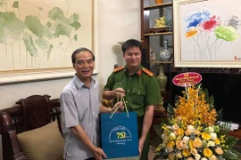Công an quận Hoàn Kiếm thăm hỏi, tri ân, tặng quà nhân 75 năm Ngày truyền thống lực lượng CAND 