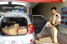“Nhồi” hàng lậu trên xe taxi