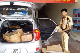 “Nhồi” hàng lậu trên xe taxi