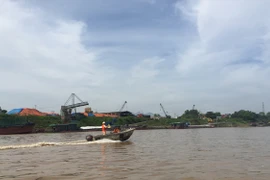 Clip: Xem Cảnh sát giao thông ngược sóng săn 'cát tặc' thượng nguồn sông Hồng