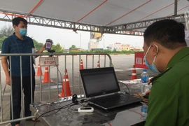 Phòng CSGT hướng dẫn người dân cài đặt, quét mã QR code tại 23 chốt kiểm soát ra vào Thủ đô