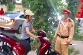 Người đi đường “tâm phục” khi CSGT phạt vi phạm không đeo khẩu trang phòng dịch