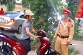 Người đi đường “tâm phục” khi CSGT phạt vi phạm không đeo khẩu trang phòng dịch