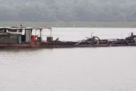 Nhóm côn đồ định 'giải cứu' tàu khai thác cát trái phép 