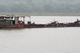 Nhóm côn đồ định 'giải cứu' tàu khai thác cát trái phép 