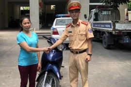 Sau 1 năm bị mất xe, vui mừng được Cảnh sát giao thông mời lên nhận lại