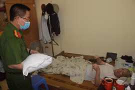 Mang gạo đến tận nhà trao tặng người dân gặp khó khăn trong đại dịch