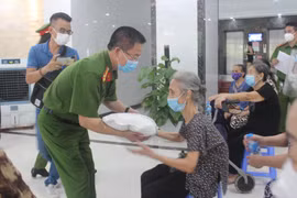 Video: CAP Trung Hòa trao gửi những gói quà nghĩa tình đến với người dân gặp khó khăn trong mùa dịch