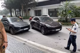 Hà Nội: Đưa con đi học, người phụ nữ “bắt” tại trận xe Porsche 'nhái' biển số xe của gia đình
