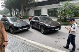 Hà Nội: Đưa con đi học, người phụ nữ “bắt” tại trận xe Porsche 'nhái' biển số xe của gia đình