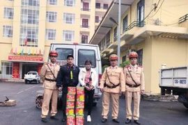 CSGT Lạng Sơn bắt đối tượng nữ vận chuyển 21,5 kg pháo