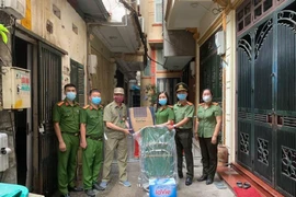 Chia sẻ khó khăn, đồng hành vất vả với các chốt chống dịch