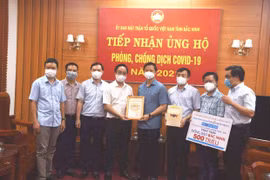 Trao tặng 1 tỷ đồng giúp Bắc Ninh, Bắc Giang thêm nguồn lực phòng, chống dịch Covid-19