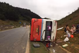 Xe khách đâm vào vách núi, 2 người thương vong