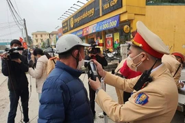 Không để lái xe sử dụng bia, rượu sau tay lái