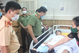 Giám đốc Công an Hà Nội thăm chiến sỹ CSGT bị thương nặng khi giúp người dân phòng ngừa tai nạn