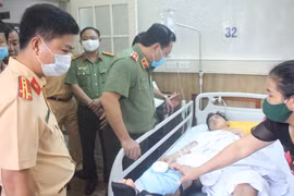 Giám đốc Công an Hà Nội thăm chiến sỹ CSGT bị thương nặng khi giúp người dân phòng ngừa tai nạn