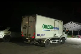 Video: CSGT mở cửa xe tải đông lạnh phát hiện 15 người trong thùng xe để "thông chốt" Covid-19