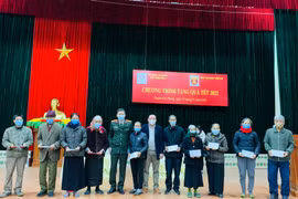 Đong đầy yêu thương với người dân nghèo Hòa Bình