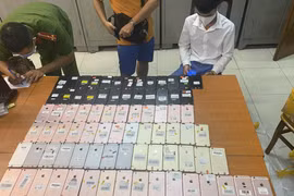 Truy tìm chủ nhân của hàng chục điện thoại iPhone nhập lậu