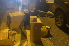 Lái xe ô tô chở hàng chục điện thoại iPhone lậu