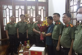 Giám đốc Công an Hà Nội thăm, tặng quà các đồng chí nguyên là lãnh đạo CATP qua các thời kỳ