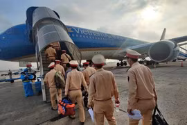 Những hình ảnh xúc động tại lễ xuất quân chi viện cho TP Hồ Chí Minh chống dịch Covid-19