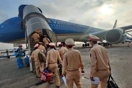 Những hình ảnh xúc động tại lễ xuất quân chi viện cho TP Hồ Chí Minh chống dịch Covid-19