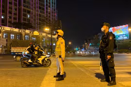 Trắng đêm vây bắt hàng chục đối tượng đi xe phân khối lớn rú ga, lạng lách, phóng quá tốc độ quy định trên đường phố