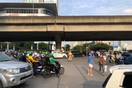 Căng mình phân luồng chống ùn tắc ở các cửa ngõ trước kỳ nghỉ lễ 30-4 