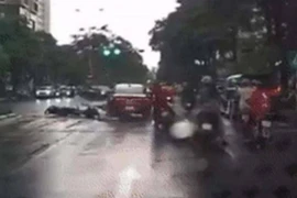 Uống rượu, lái xe ô tô đâm hàng loạt người dân chờ đèn đỏ