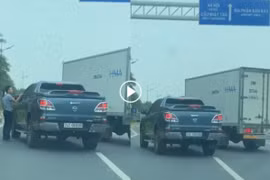 Truy “nóng” 2 chiếc xe ô tô chèn ép nhau trên đường Võ Nguyên Giáp 