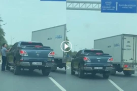 Truy “nóng” 2 chiếc xe ô tô chèn ép nhau trên đường Võ Nguyên Giáp 