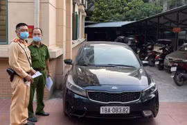 Cảnh sát giao thông phát hiện lái xe sử dụng tem kiểm định giả