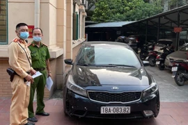 Cảnh sát giao thông phát hiện lái xe sử dụng tem kiểm định giả