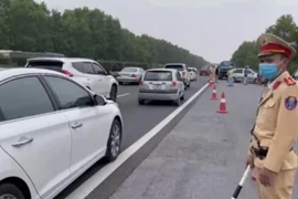 Chủ động phân luồng chống ùn tắc tại các cửa ngõ ra vào Hà Nội